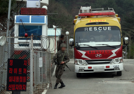 13일 오전 울산시 북구 신현동의 한 군부대에서 폭발로 추정되는 사고가 발생했다. 이 사고로 10여명이 다친 것으로 알려졌다. 사고가 발생한 군부대에서 소방 차량이 나오고 있다.